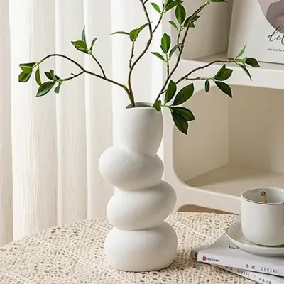 Ecofynd 10-inch Pebble Flower Vase, White Ceramic Flower Vase for Home Decor (CPOT038-02)